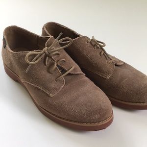 Tan suede Bass & Co shoes tie up